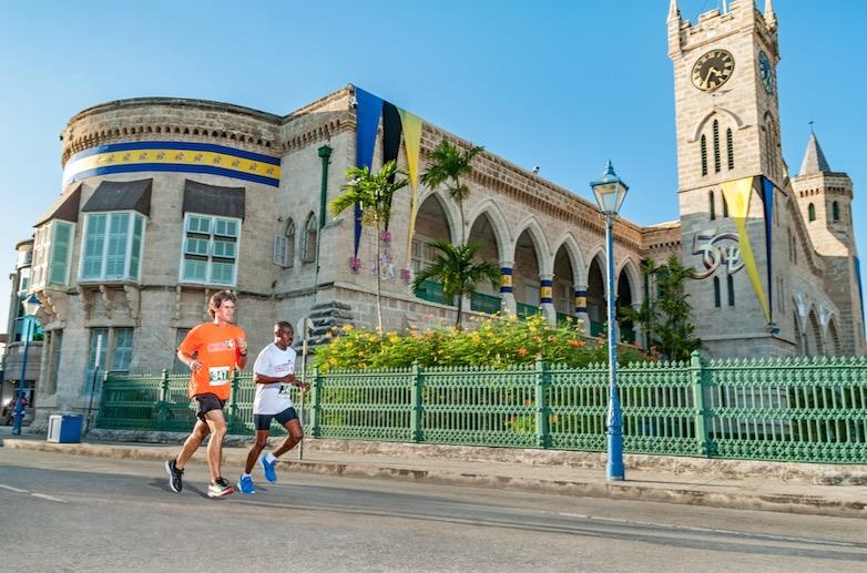 Coureurs à l'extérieur du bureau du Premier ministre de la Barbade